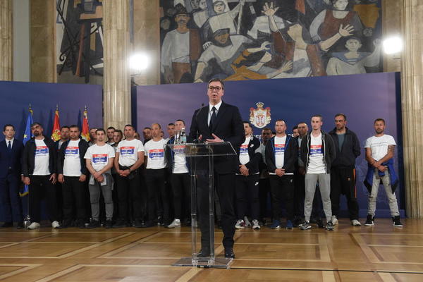 VUČIĆ SA SRBIMA SA KIM KOJI SU PEŠICE STIGLI U BEOGRAD: Hvala vam što ovoliko volite Srbiju!