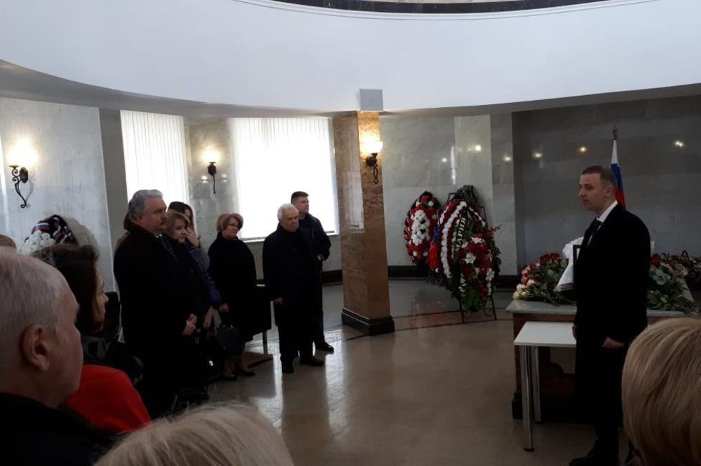 MIRA MARKOVIĆ KREMIRANA U MOSKVI, URNA STIŽE U SRBIJU! Suze Marka Miloševića SLEDILE SU SVE, Marija nije došla