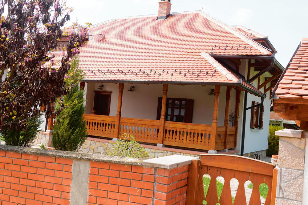 MIROSLAVU ILIĆU POKUŠALI DA ZAPALE KUĆU! Oko ponoći TROJICA muškaraca polivali BENZINOM i hteli sve da SPALE