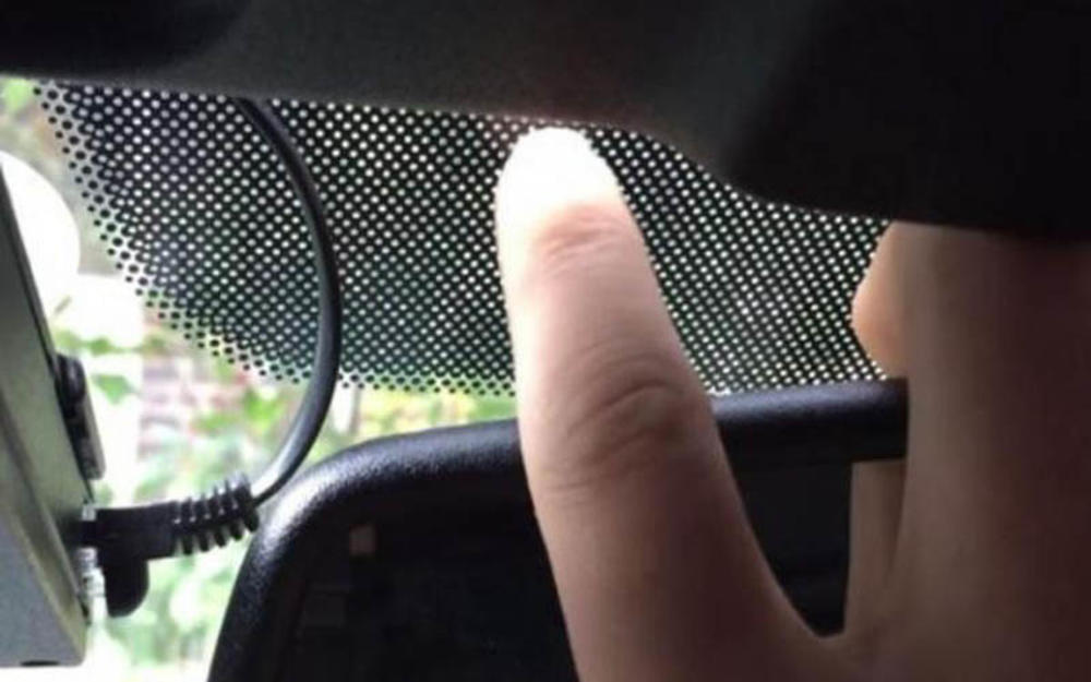 Gledamo ih svakog dana dok vozimo, a ne znamo čemu služe: Misterija je konačno rešena, ovo imate na šoferšajbni...