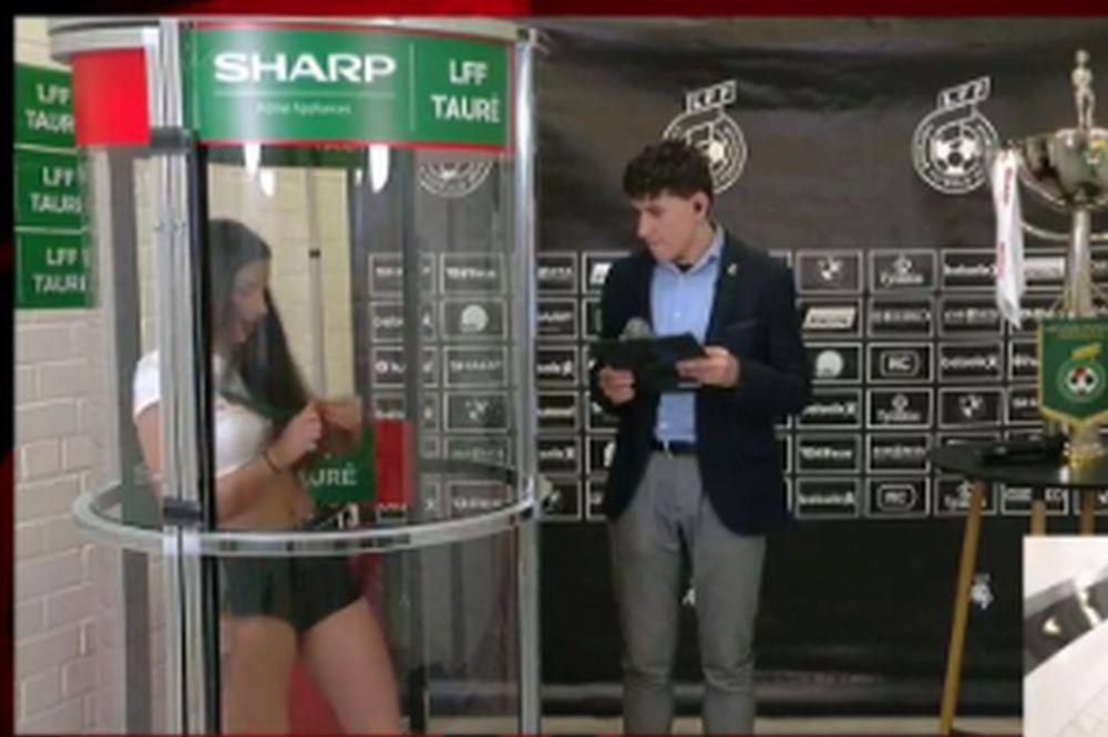 SKANDALOZAN ŽREB KUPA: Nije mešala samo kuglice! Devojka u provokativnoj odeći izvlačila parove!