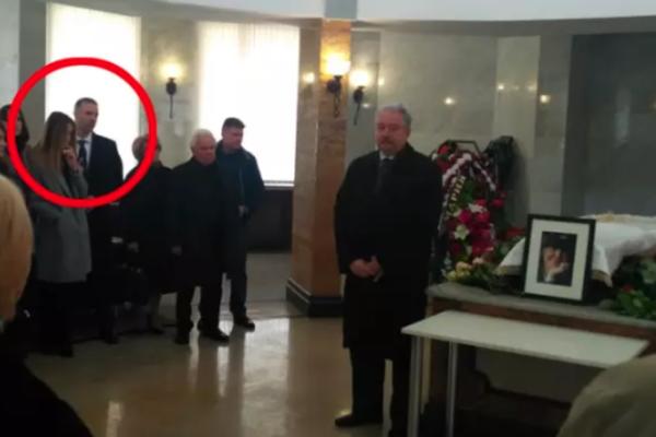 SVI SU GLEDALI U OVU MISTERIOZNU DEVOJKU NA SAHRANI MIRE MARKOVIĆ: Da li je ona jedina Slobina unuka? (FOTO)