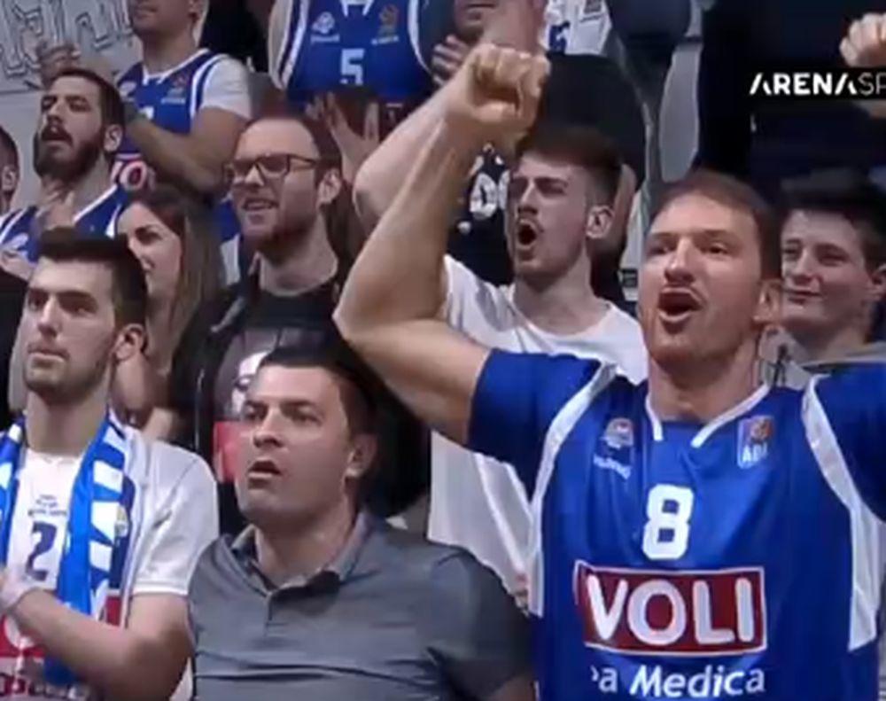 Alibabić u crnoj majici sa naočarima