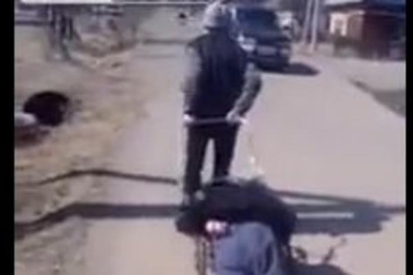 RUSKI PIJANAC KOJI VUČE SVOG DRUGARA RUSKOG PIJANCA JE NAJŠEROVANIJI VIDEO NA NETU: Shvatićete zašto! (VIDEO)