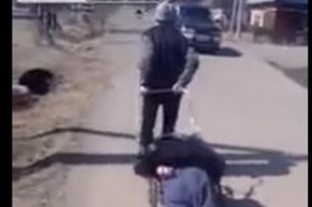 RUSKI PIJANAC KOJI VUČE SVOG DRUGARA RUSKOG PIJANCA JE NAJŠEROVANIJI VIDEO NA NETU: Shvatićete zašto! (VIDEO)