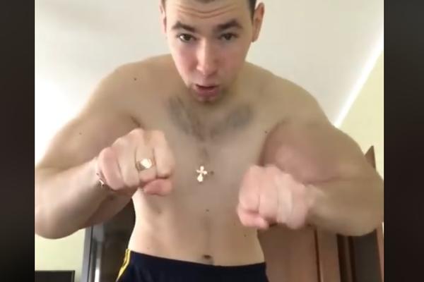 OVAJ MLADIĆ JE ZGROZIO INTERNET! Ruke su mu se potpuno DEFORMISALE, ali to nije najgore (VIDEO)