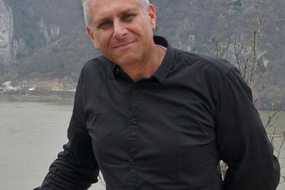 OVO JE PROFESOR FIZIKE KOJI SE POTUKAO SA POLA RAZREDA! Prvo je OŠAMARIO UČENICU, a onda je nastalo LUDILO!