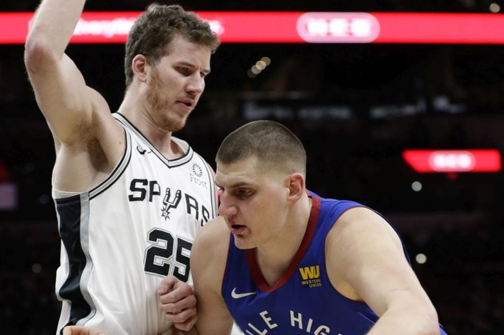 JOKIĆU, ZAR TO NIJE TVOJ POSAO IZMEĐU OSTALOG?! Dozvolili smo im da žive u našem reketu! Moramo jače i agresivnije!