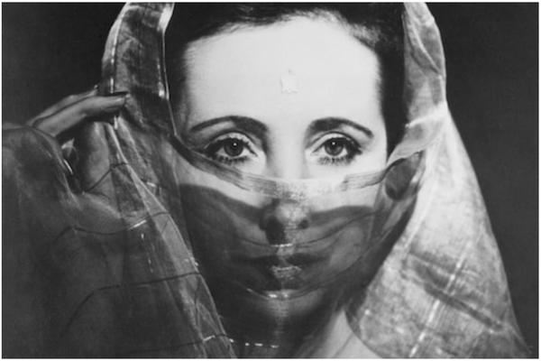 ONA JE NAJPOROČNIJA ŽENA IKADA: Bila je u BRAKU sa dva muškarca ODJEDNOM i spavala sa SLAVNIM PISCIMA i ŽENAMA