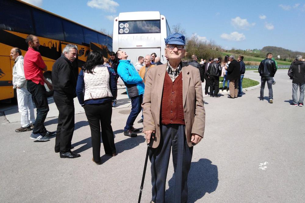DEDA VIĆENTIJE PUNI 90 GODINA I S PONOSOM IDE DA PODRŽI SVOG PREDSEDNIKA: Narod masovno dolazi na veliki skup