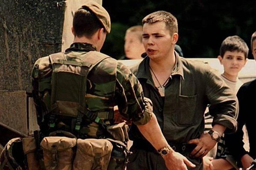 SRBIN ZAUSTAVIO NATO KOLONU: Oborio vojniku pušku i rekao mu ono što svako misli! (FOTO)