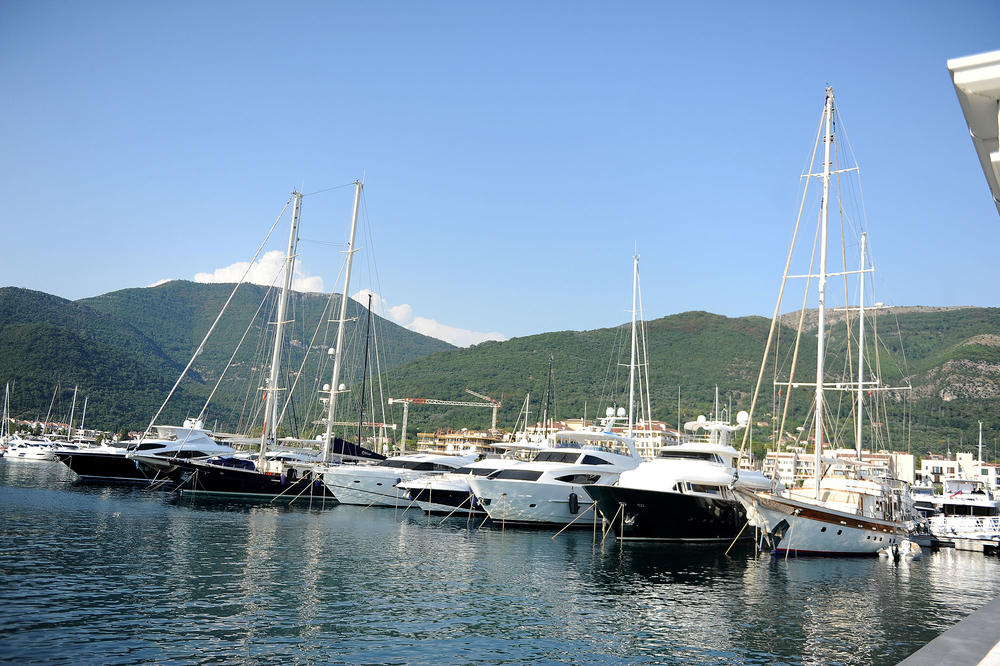 SRBI LUDE U CRNOJ GORI! Ova stvar ih izluđuje najviše kod SUSEDA! (FOTO)