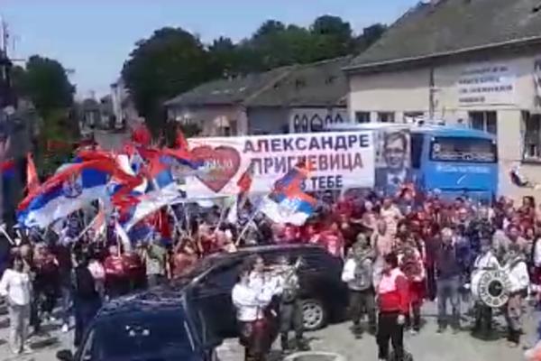 TRUBE I SRPSKE ZASTAVE ZA VUČIĆA, PRIGREVICA KRENULA U BEOGRAD: Narodno veselje pred veliki skup! (VIDEO)