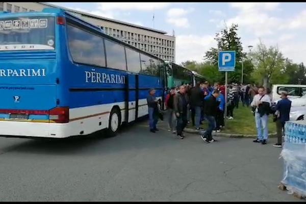 3 AUTOBUSA PUNA LJUDI S KOSOVA STIGLA U BEOGRAD! Veselo je ispred PALATE SRBIJE (VIDEO)