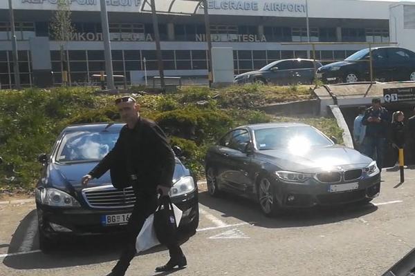 OVAJ ČOVEK JE UPRAVO DONEO URNU SA PEPELOM MIRE MARKOVIĆ U SRBIJU! Baš NJEGA je izabrala PORODICA!