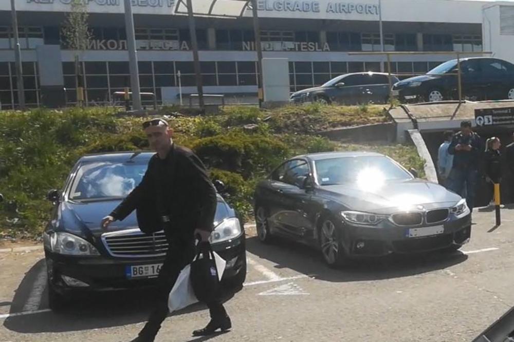 OVAJ ČOVEK JE UPRAVO DONEO URNU SA PEPELOM MIRE MARKOVIĆ U SRBIJU! Baš NJEGA je izabrala PORODICA!