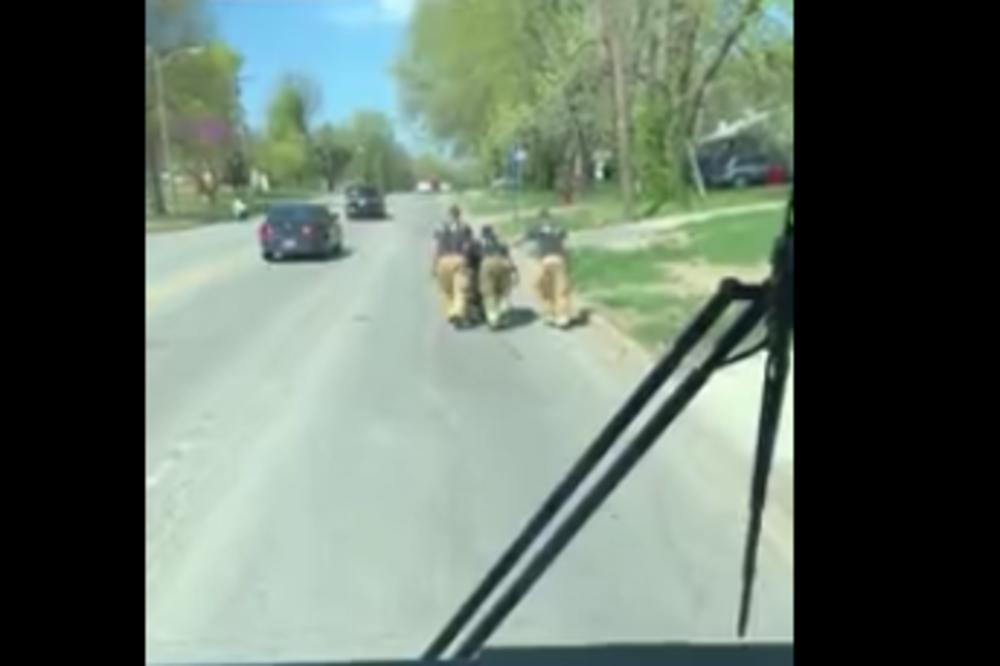 OVI VATROGASCI SU ODUŠEVILI CEO SVET: Ono što su uradili za RATNOG VETERANA mnoge je dirnulo (VIDEO)