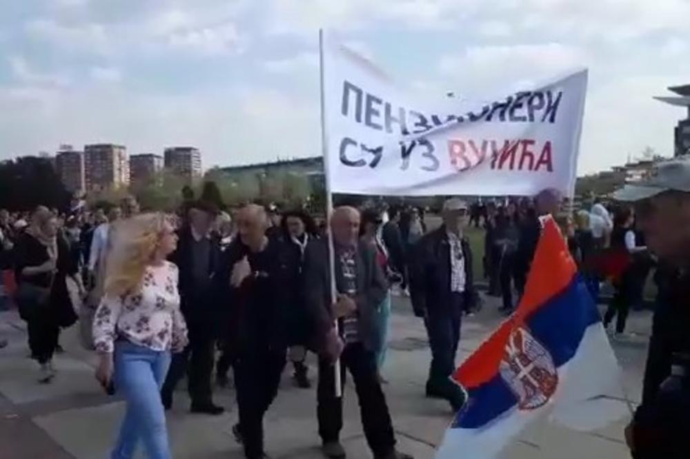 PENZIONERI STIGLI DA PODRŽE VUČIĆA: Najstariji na čelu kolone (VIDEO)