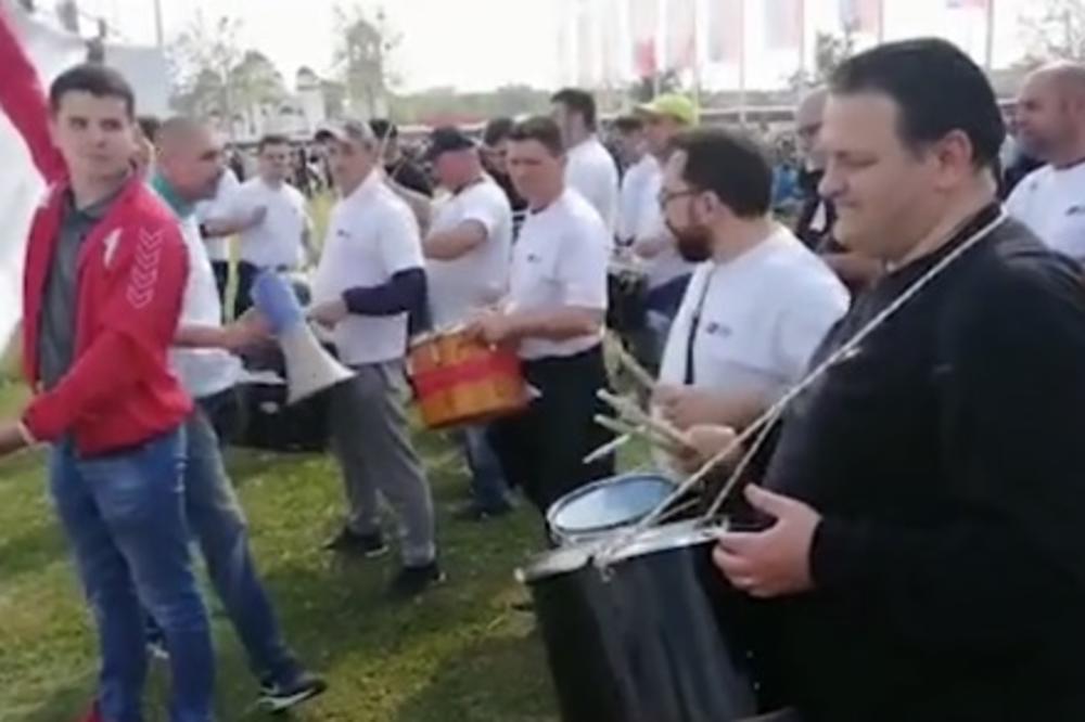 BUBNJARI IZ ŠIDA PRAVE ATMOSFERU PRED VELIKI SKUP U BEOGRADU: Ovako oni daju ritam! (VIDEO)