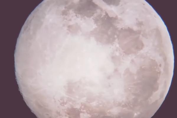 VEČERAS ĆE SE NA NEBU UKAZATI RUŽIČASTI MESEC: Prema verovanju, ovo je ZNAČENJE ove nebeske pojave