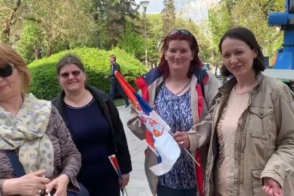 VUČIĆ JE JEDINI KOJI ŽELI DA SASLUŠA SVOJ NAROD: Ove dame su iz Grdelice i prevalile su kilometre ZBOG PREDSEDNIKA