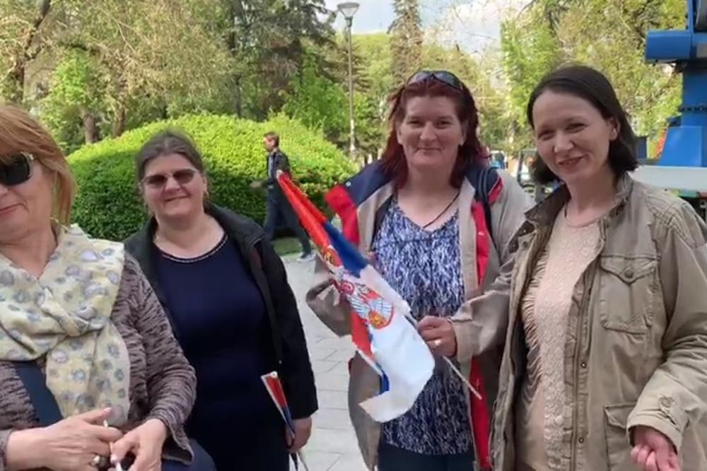 VUČIĆ JE JEDINI KOJI ŽELI DA SASLUŠA SVOJ NAROD: Ove dame su iz Grdelice i prevalile su kilometre ZBOG PREDSEDNIKA