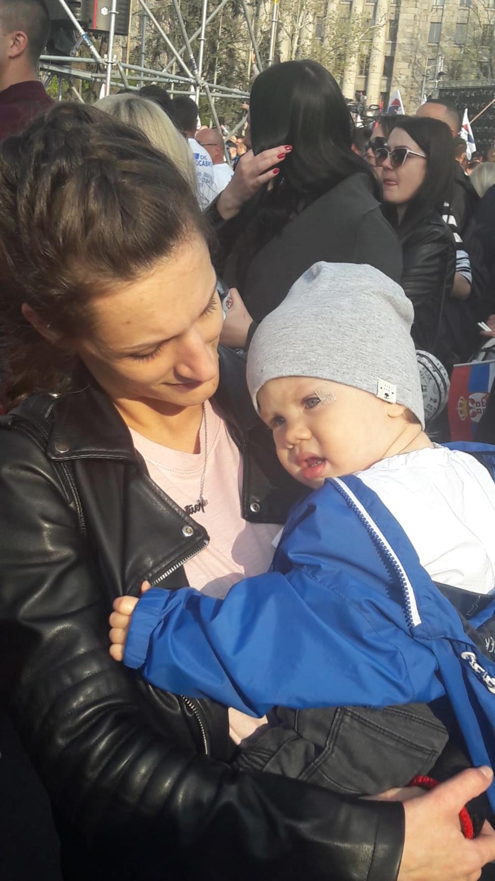 Mali Mateja sa mamom!