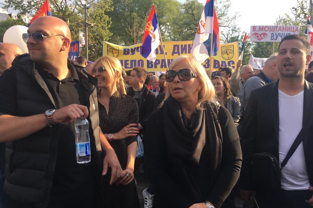 ŠABANOVA UDOVICA NA PLATOU ISPRED NARODNE SKUPŠTINE: Šaulići podržali SKUP BUDUĆNOST SRBIJE! (VIDEO)