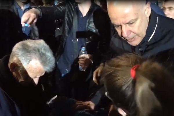 ŽENI POZLILO NA SKUPU, ZORAN RADOJIČIĆ JOJ PRITEKAO U POMOĆ: Gradonačelnik Beograda gospođi ukazao prvu pomoć