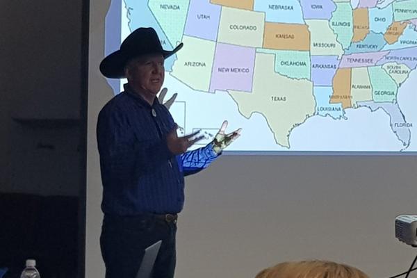 KAJL SKOT POKAZAO JE ĐACIMA MAPU SRBIJE BEZ KOSOVA I NAPRAVIO SKANDAL! Oglasila se i AMBASADA SAD, a EVO šta kažu