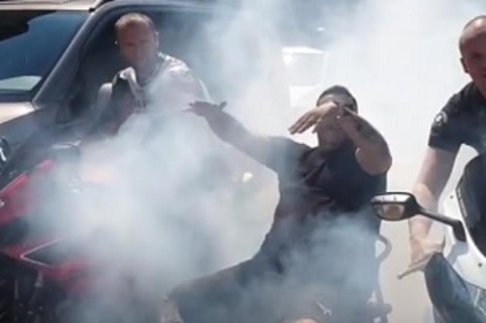 OVOM ČOVEKU NEMA POMOĆI: Lazić s kola prešao na motore! NAŠAO SE U OBLAKU DIMA, pa NAPRAVIO CEO HAOS!