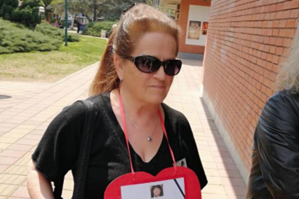 BOŽJA TUGA, UGASI SE JEDNA PLEMENITA DUŠA! Na komemoraciju Miri Marković došla je žena S OVOM PORUKOM (FOTO)