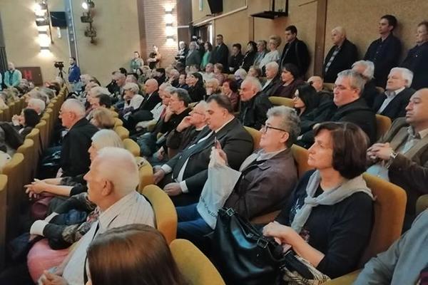 HRČE LI, HRČE! Čovek zaspao na komemoraciji Mire Marković! Pričali su o NJOJ, a ON SE U SEKUNDI KOMIRAO! (VIDEO)