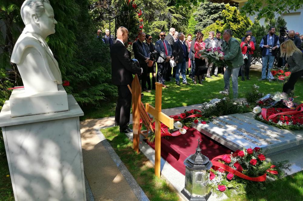 UŠLI SMO U KUĆU MILOŠEVIĆA I USLIKALI BISTU MIRE MARKOVIĆ! Jedan detalj na njenoj KOSI nas je ostavio bez teksta