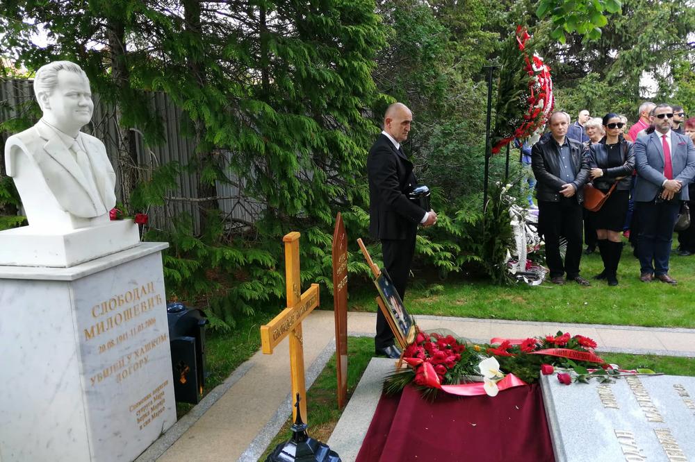 SVI SE PITAJU KO JE ČOVEK KOJI DRŽI URNU MIRE MARKOVIĆ:  U pitanju je dobro POZNATA osoba ovoj porodici (FOTO)