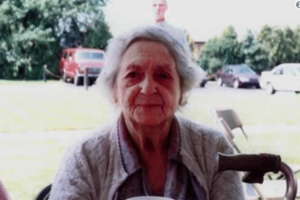 JEZIVA PRIČA KRIJE SE IZA OVE SLIKE! Baka se slikala u staračkom domu, a iza se pojavio MRTVAK