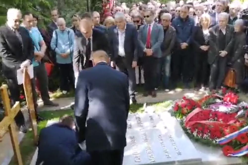 MIRA SAHRANJENA UZ RUSKU PESMU KOJU JOJ JE SLOBA PEVAO! Evo kako je to izgledalo (VIDEO)