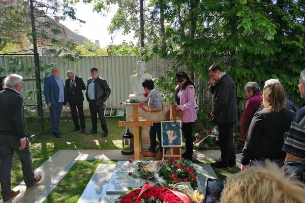 SAHRANJENA MIRA MARKOVIĆ! Tužni govori, Slobina omiljena pesma i ĆERKINE REČI ispratile je na VEČNI POČINAK (FOTO)