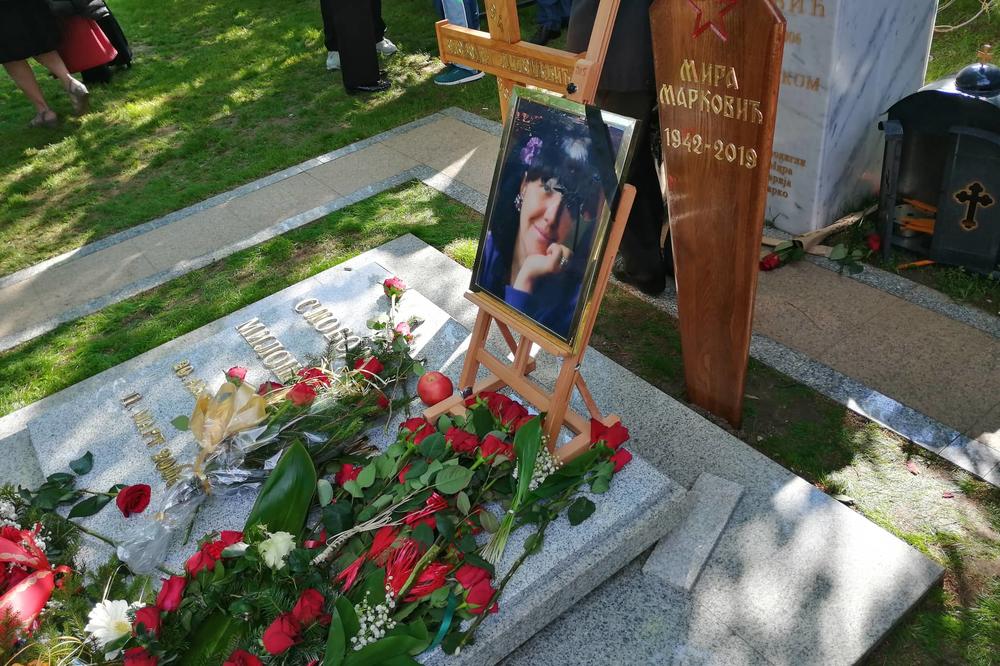 MIRA JE SAHRANJENA UZ OPELO, ALI NIGDE NIJE BILO KRSTA! Petokraka je urezana na njenom grobu (FOTO)