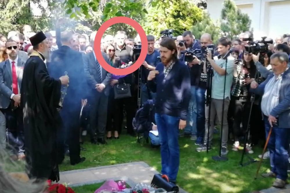 SLOBODAN MILOŠEVIĆ DOŠAO NA SAHRANU MIRE MARKOVIĆ! Ne, nije laž, krio se iza Mrkonjića (FOTO)