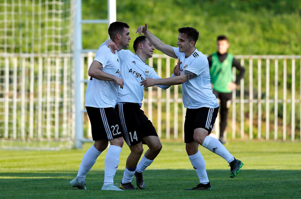 Luka Stojanović slavi gol koji je postigao sa saigračima