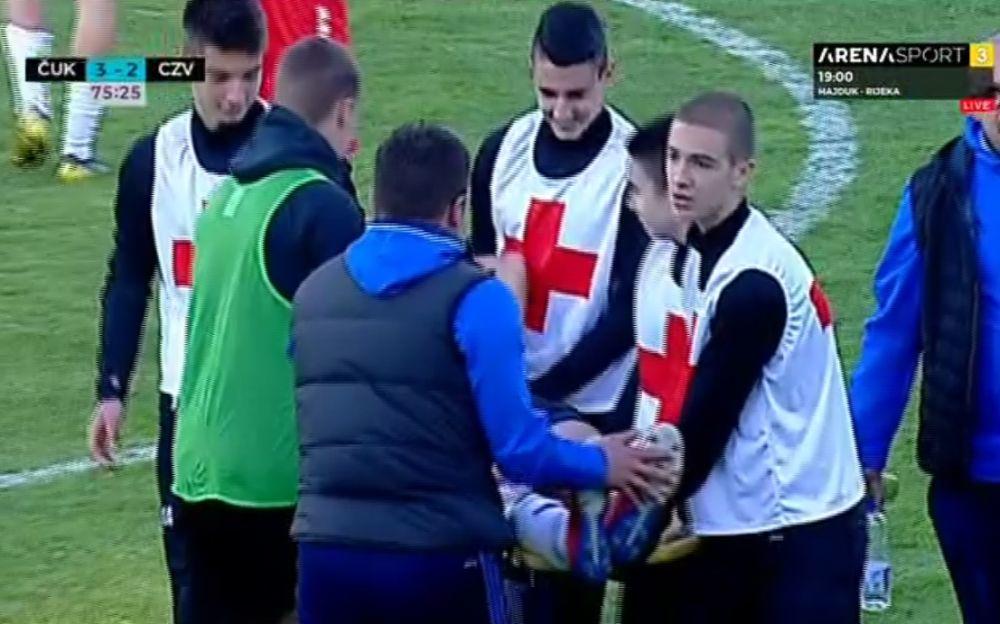 Povređenog Stefana Kovača iznose sa terena