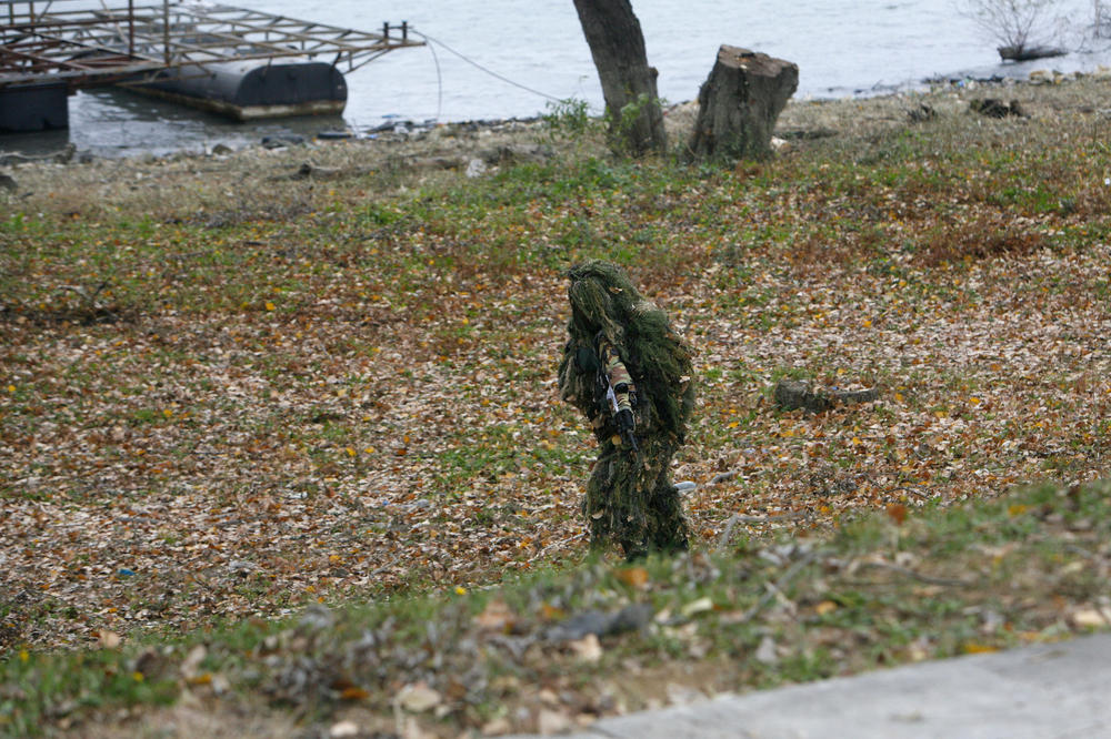 JASNO VIDEO NA NIŠANU LJUDE: Ukrajinski snajperista pucao na snimatelje Ruske državne televizije!