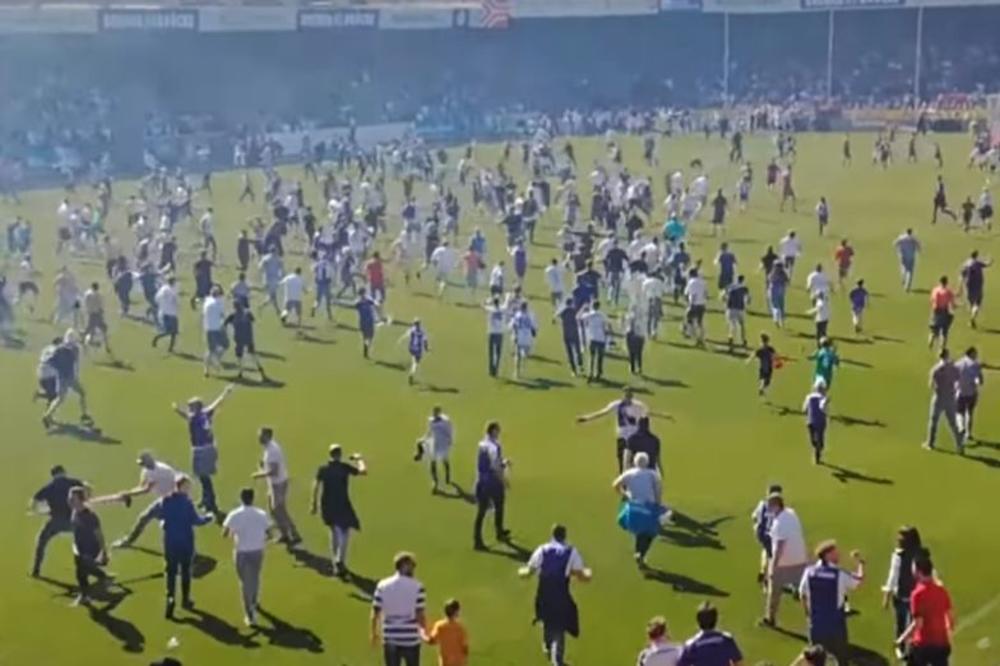 KAO DA SU OSVOJILI LIGU ŠAMPIONA: Navijači uleteli na teren, poslali igrače na tribine i napravili ludnicu!