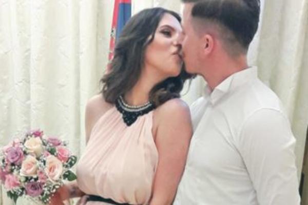 ŽENA NAŠEG POZNATOG FOLK PEVAČA OBJAVILA FOTKU SA ĆERKICOM! Moli za POMOĆ, imala je OZBILJAN razlog za to!