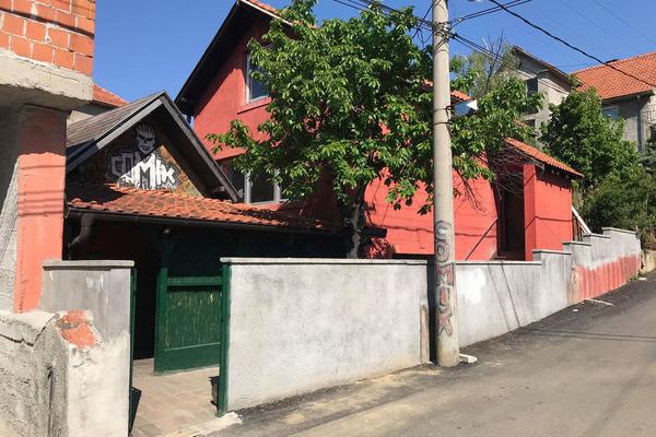 ESPRESO ISPRED KUĆE ALEKSANDRE SUBOTIĆ! Tu je bačen TROTILSKI METAK, saznali smo KLJUČNU INFORMACIJU