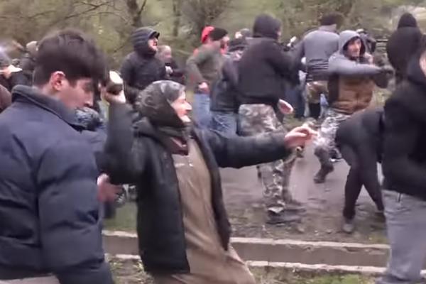 CEO SVET PRIČA O BABI KOJA KAMENJEM GAĐA POLICIJU: Njen izraz lica SVE GOVORI! (VIDEO)