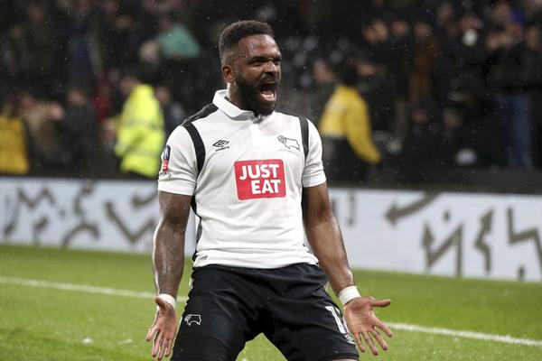 DOŠAO KUĆI RANIJE I ZATEKAO ŽENU SA ŠVALEROM: Fudbaler ih pustio da završe posao, a onda...