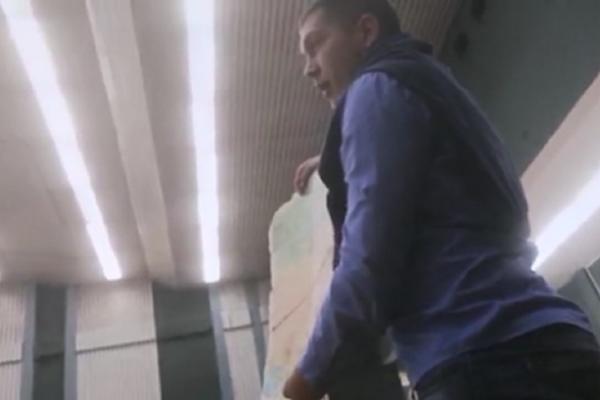 STUDENTI PRAVNOG FAKULTETA ISPROZIVALI AMERIČKOG AMBASADORA! Ono što pokazali KAJLU SKOTU bilo je baš surovo