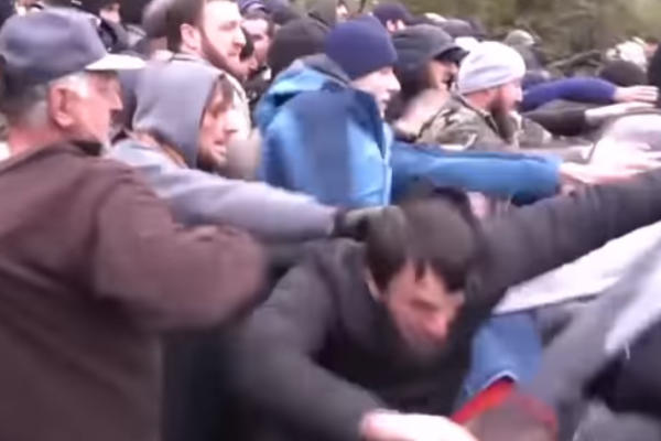 MASOVNA TUČA POLICIJE I GRAĐANA: U HAOSU su  učestvovale i BABE koje su nadležne GAĐALE KAMENJEM! (VIDEO)